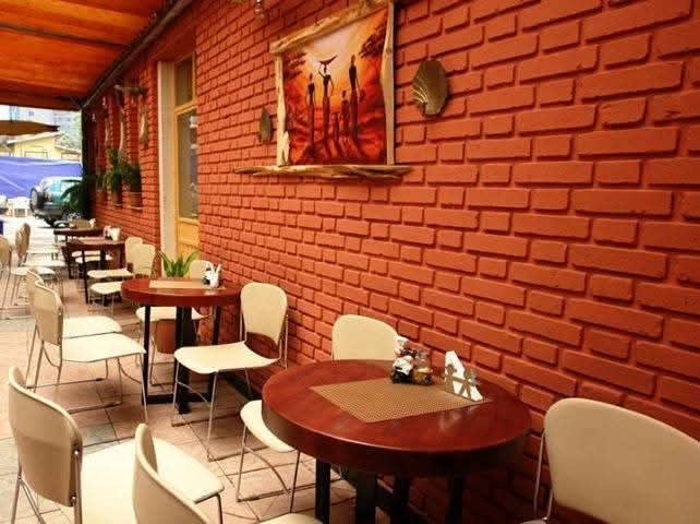 Gize Bar & Restaurant dining ambiance